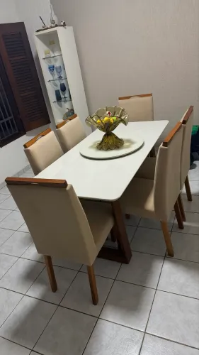 Mesa com 6 cadeiras