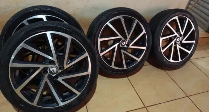 Vendo roda 17 4×100 com pneus 225/50