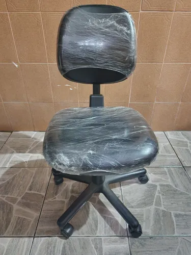 Cadeira de escritório com rodinha sem apoio de braço com regularem de altura.