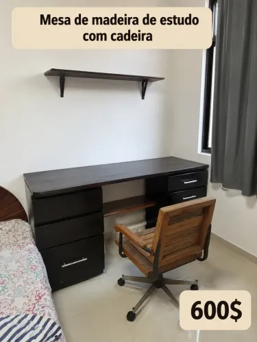 Mesa de mandeira e cadeira