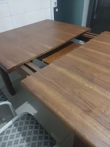 Mesa grande e larga de madeira maciça Ela tem 1.13 de largura por 1.60/ 2.10