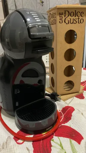 Cafeteira Dolce Gusto preta 110v + porta cápsula em mdf