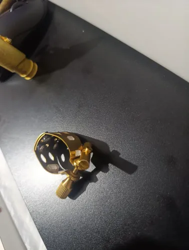 Abraçadeira para sax alto.