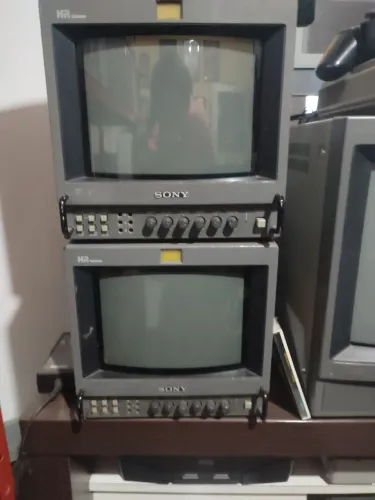 Monitores profissionais CRT Sony PVM-8044Q de 8 polegadas. 