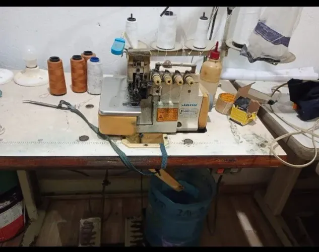 Máquina de costura interlock funcionando 