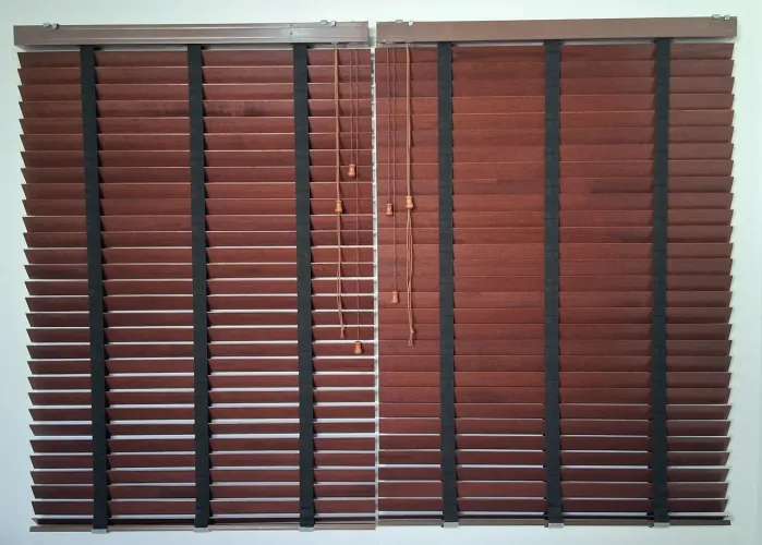 Persianas em madeira cor tabaco 50mm,2 peças.Med. 133cm alt/92cm larg. Usadas conservadas.