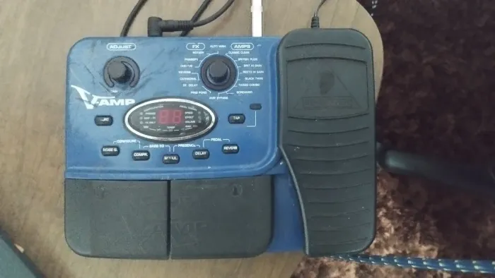 Pedaleira Multiefeitos Behringer V-Amp