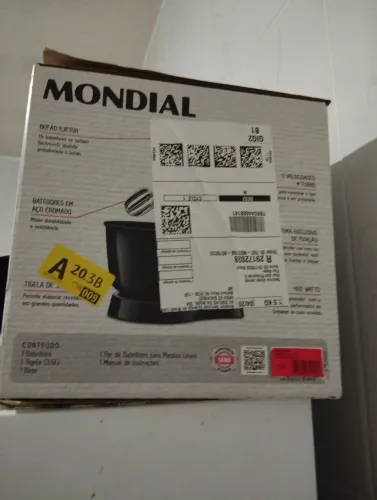 Vendo batedeira 220v nunca usada 