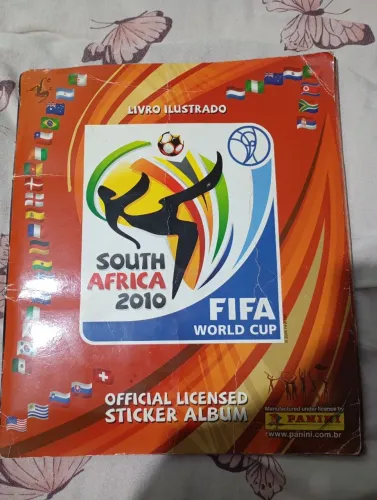 Álbum Copa do Mundo 2010 - Completo colado.