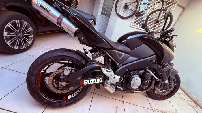 pra quem curte uma moto forte, bonita, um ronco espetacular. 