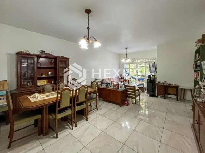 Apartamento com varanda e lazer a 200m da praia nas Pitangueiras, Guarujá