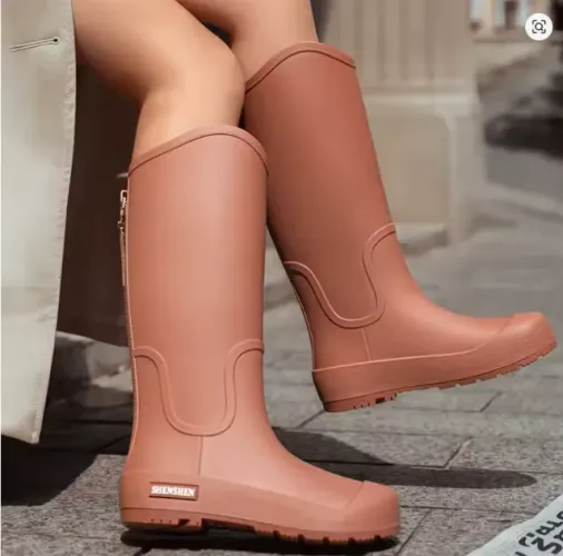 Botas Chuva Feminina Cano Alto Marrom com Pingentes Dourados