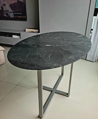 Mesa de Jantar Moderna com Granito Kouros/Negresco Escovado + Base Metálica