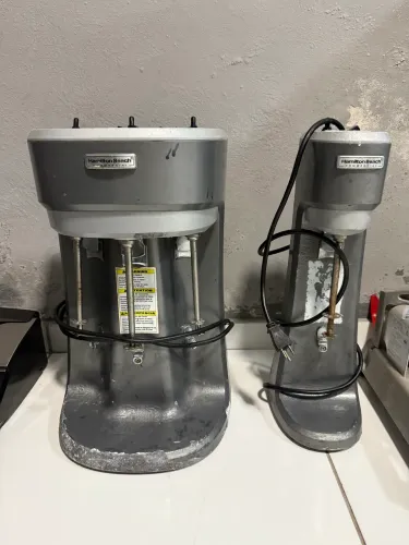 Dois batedores de milk-shake profissionais