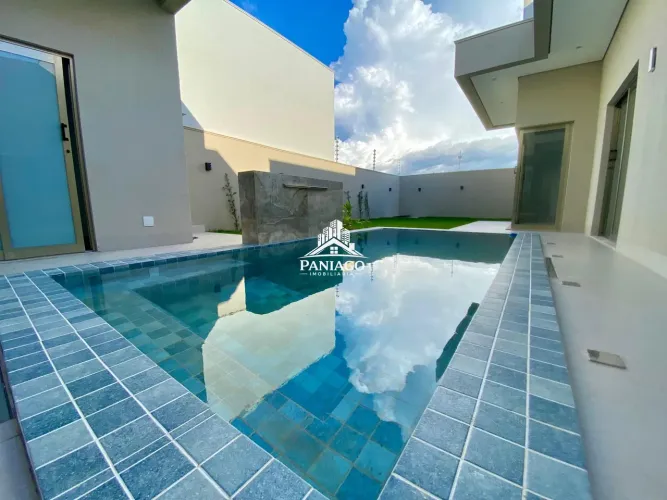 Casa de alto padrão com 3 suítes, cozinha gourmet e piscina com cascata