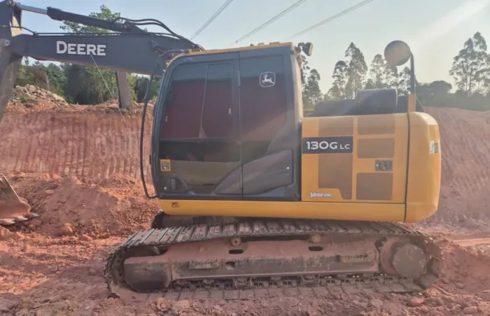 Escavadeira John Deere 130G ano 2020 com 4000 horas, em SP