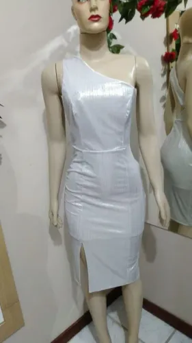 Vestido prateado claro, lindo e moderno