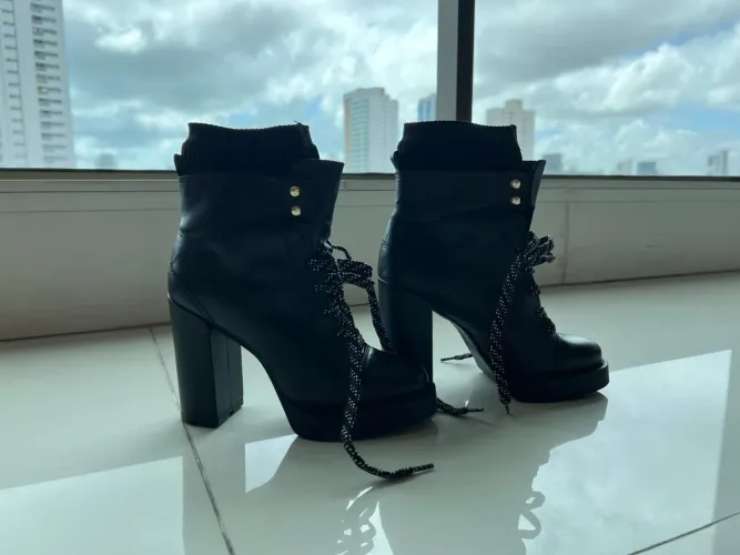 Botas Femininas de Couro Preto com Salto Grosso