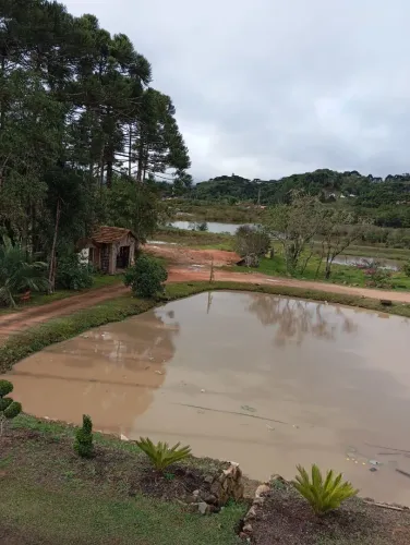 Linda chácara com tanque de peixe 