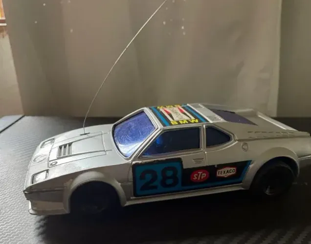 Carro controle remoto (não possui o controle) 19 cm