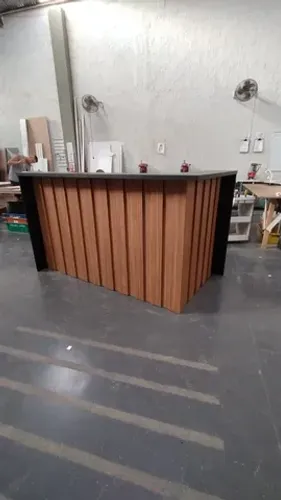 Balcão de recepção em L canelado Vertical preto e amadeirado 
