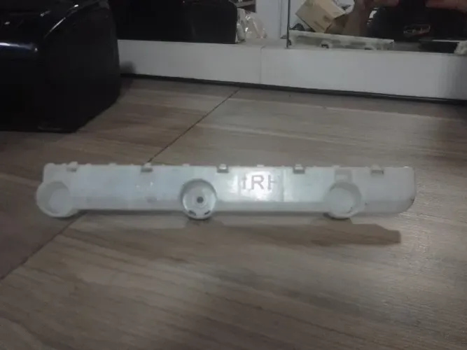 Guia Direita do Parachoque Traseiro Nissan Versa 2012 a 2019 85220 3BA0A