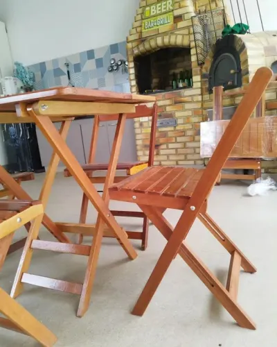 "Mesa de Churrasqueira com Cadeiras - Perfeita para o Seu Espaço Externo!"