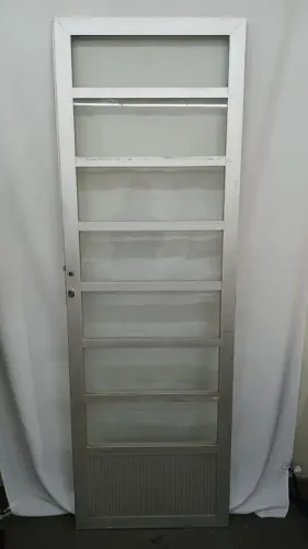 Porta Aluminio Reforçada com vidros (um quebrado) - Sem Maçaneta