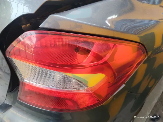 lanterna traseira direita Ford Ka sedan