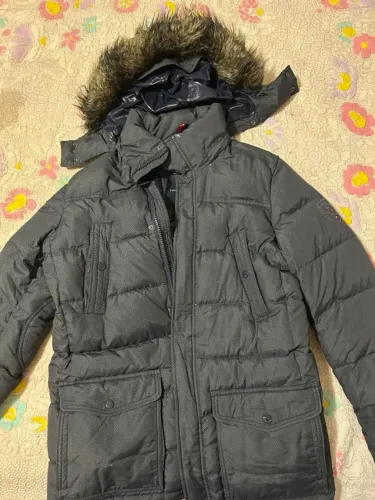 Casaco térmico tommy hilfiger com capuz removível com pelos