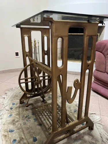 Máquina Costura VIGORELLI com tampo Vidro