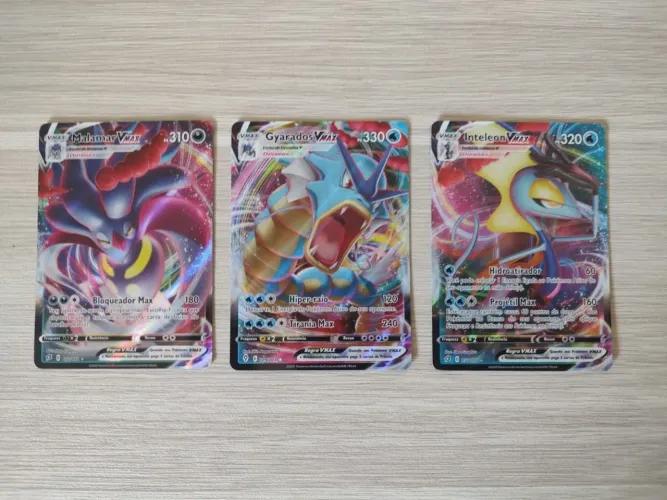 3 cartas de pokémon tcg VMAX originais e conservadas.