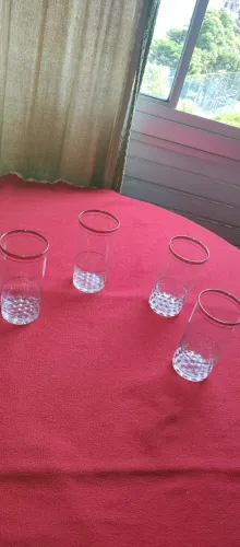 Copos de cristal dourados 