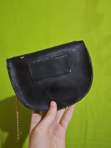 Bolsa preta com detalhes dourados