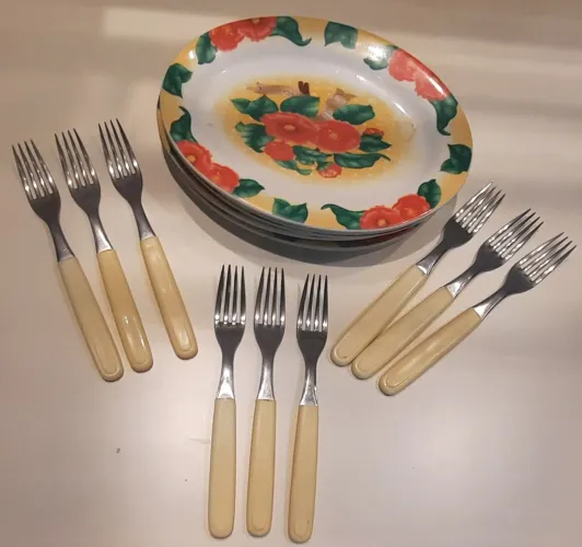 PRATOS SOBREMESA + TALHERES