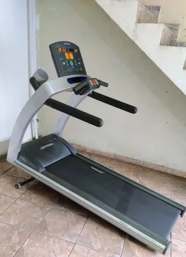 Esteira Life Fitness T5.0