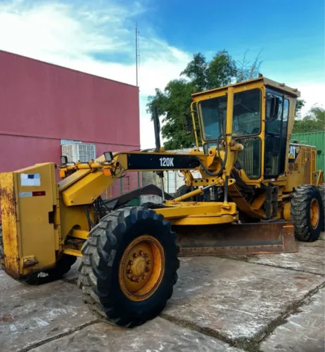 Motoniveladora Caterpillar 120K ano 2014 com 9.000 horas, pintura original, em Goiás 