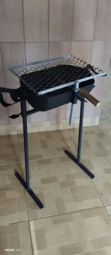 Churrasqueira pequena com grelha ajustável e pés desmontável