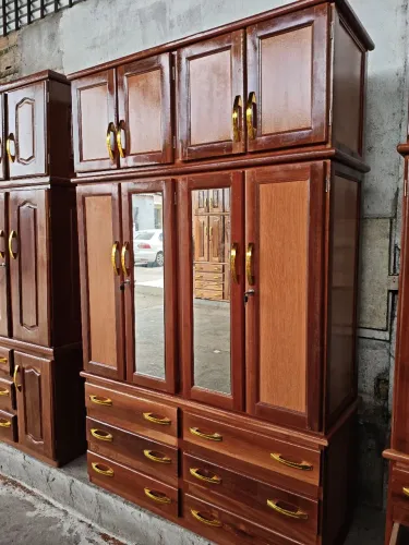 Guarda roupa de casal 4 portas espelhado de madeira.