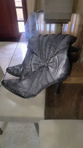 Bota feminina preta com detalhe de laço