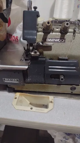 Máquina industrial overlok ,vendo ou faço troca por mesa com 06 cadeiras