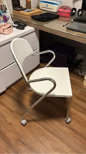 Cadeira de escritório metálica 