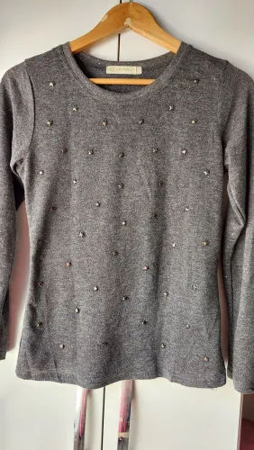 Blusa cinza com apliques