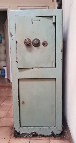ANTIGO COFRE DE AÇO NACIMENTO- (Precisa de reparo) 