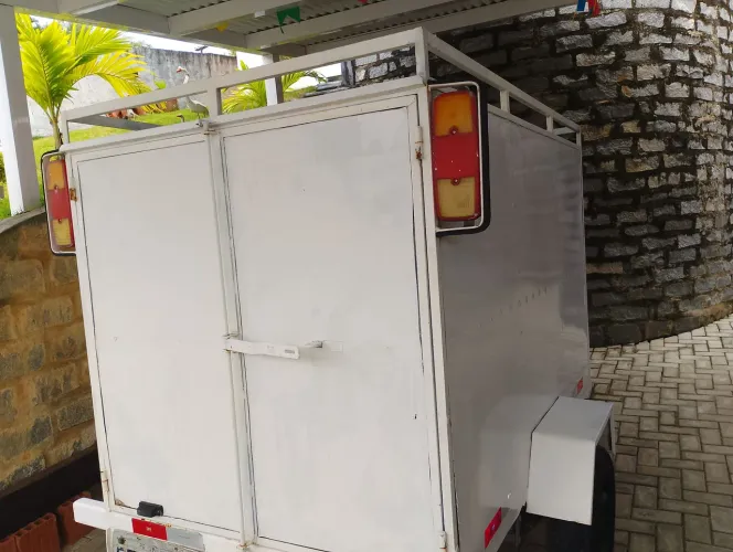 Reboque baú. excelente estado.