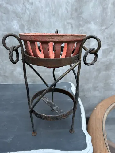 Charmoso suporte de ferro para plantas ou o que você quiser