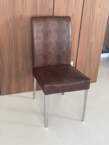 Cadeiras de Jantar em couro de jacaré e estrutura em inox