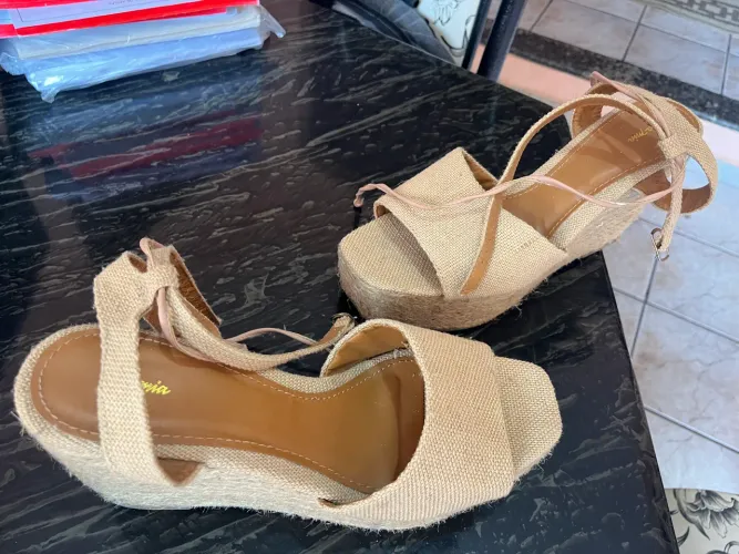 Vende-se sandália, nunca usada.