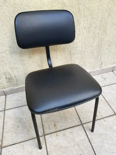 Cadeira Fixa Estofada em Couro Preto - Giroflex