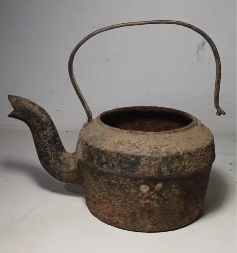 Chaleiro  Antigo de Ferro Fundido 1,5L aproximadamente 